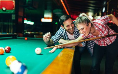 Genç çekici çift oyun snooker birlikte bar