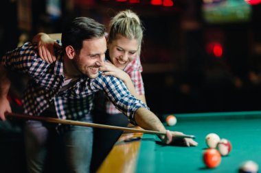 Genç çekici çift oyun snooker birlikte bar