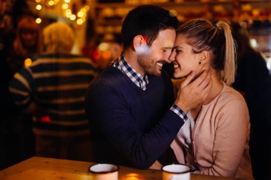 Geceleri barda çıkan romantik genç çiftin