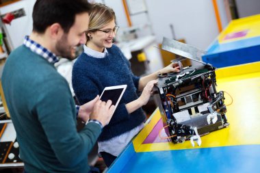 Robotik projede birlikte çalışan genç öğrenciler