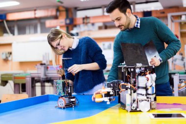 Robotik projede birlikte çalışan genç öğrenciler