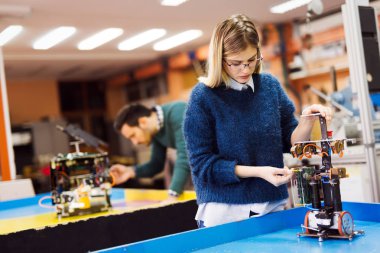 Projede çalışan Robotik ve genç çekici öğrenci