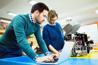 Robotik projede birlikte çalışan genç öğrenciler