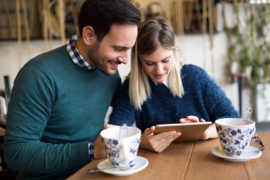 Kahve Dükkanı birlikte tarihte genç çekici çift