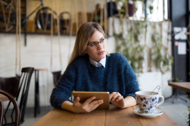 Dijital tablet kullanan genç çekici kadın portresi