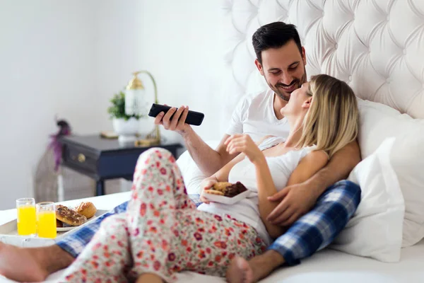 Joven Pareja Feliz Teniendo Momentos Románticos Dormitorio — Foto de Stock