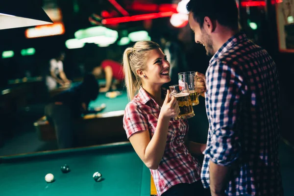 Jovem Casal Atraente Juntos Data Clube Snooker — Fotografia de Stock