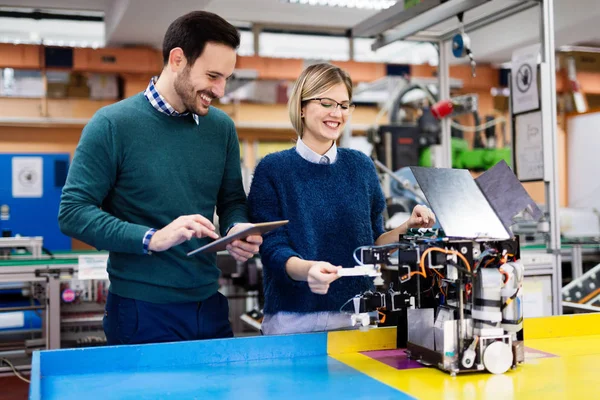 Jóvenes Estudiantes Robótica Trabajando Juntos Proyectos — Foto de Stock