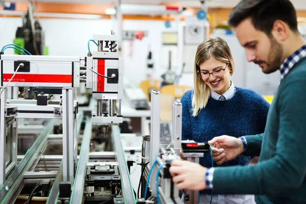 Jóvenes Estudiantes Electrónica Trabajando Juntos Proyectos — Foto de Stock