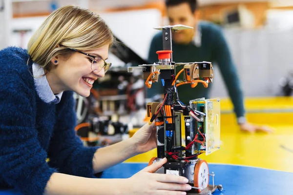 Ung Attraktiv Student Robotteknik Arbetar Projektet — Stockfoto