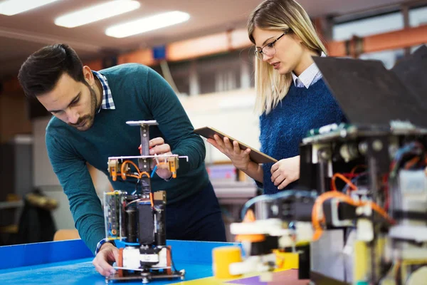 Jóvenes Estudiantes Robótica Trabajando Juntos Proyectos —  Fotos de Stock