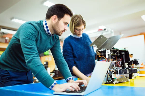 Giovani Studenti Robotica Che Lavorano Insieme Progetto — Foto Stock