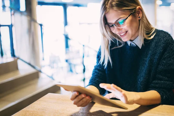 Porträt Einer Jungen Attraktiven Frau Mit Digitalem Tablet — Stockfoto