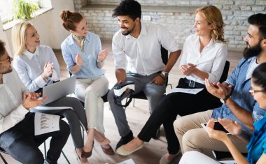 İş, teknoloji ve insan kavramı - ofiste kullanıcı arayüzü üzerinde çalışan yaratıcı ekip veya tasarımcılar