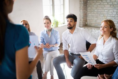 Modern ofisteki mutlu yaratıcı takım. İş, girişim, tasarım, insanlar ve takım çalışması kavramı