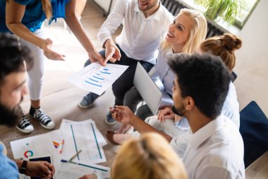 Genç girişimci ofiste yeni bir girişim projesiyle çalışıyor. Takım çalışması süreci.