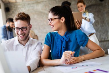 İş, teknoloji ve insan kavramı - ofiste kullanıcı arayüzü üzerinde çalışan yaratıcı ekip veya tasarımcılar
