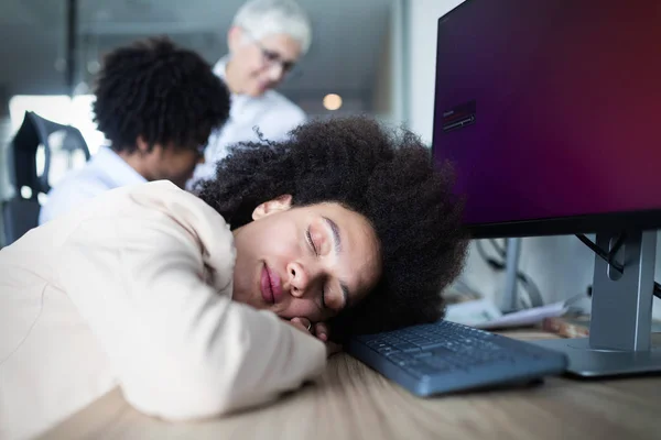 Retrato Uma Jovem Empresária Exausta Dormindo Trabalho — Fotografia de Stock
