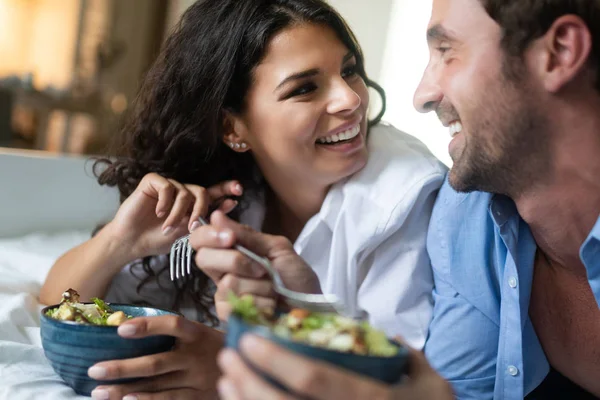 Romantische Jonge Gelukkige Paar Ontbijten Bed — Stockfoto