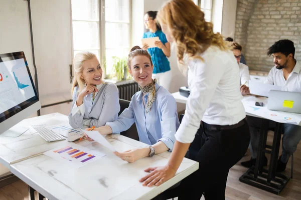 Gruppo Felice Successo Studenti Che Imparano Ingegneria Del Software Business — Foto Stock