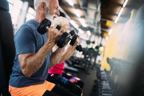 Sağlıklı kalmak için çalışma dışarı olgun sportif çift uygun