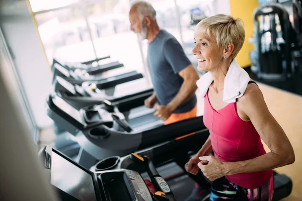 Personas Maduras Corriendo Máquina Correr Gimnasio Club Fitness — Foto de Stock