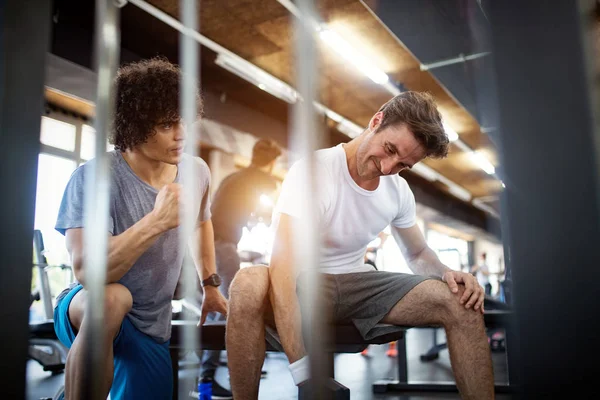 Ginásio Personal Trainer Homem Com Equipamento Treinamento Peso Ginásio — Fotografia de Stock