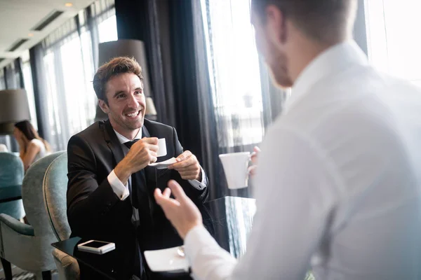 Beeld Van Jonge Zakenman Met Kopje Koffie Communiceren Met Zijn — Stockfoto