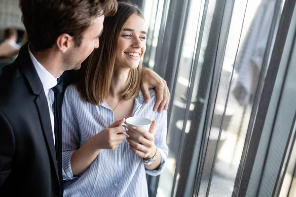 Joven Pareja Feliz Atractiva Fecha Cafetería —  Fotos de Stock