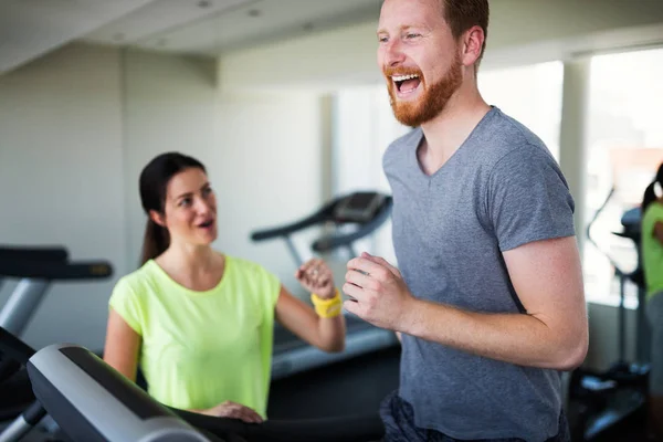 Joven Hombre Guapo Ropa Deportiva Corriendo Cinta Gimnasio — Foto de Stock