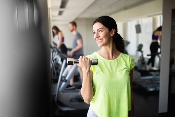 Çekici Bir Genç Kadın Spor Salonunda Dambıllarla Çalışıyor — Stok fotoğraf