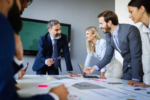 Colaboración Análisis Empresarios Que Trabajan Oficinas Modernas —  Fotos de Stock