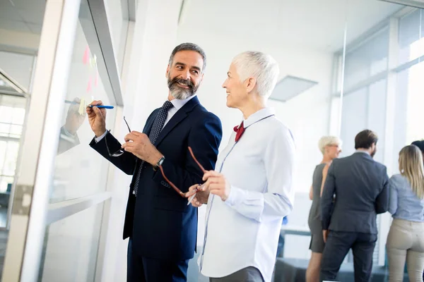 Zakenmensen Werken Brainstormen Vergaderzaal — Stockfoto