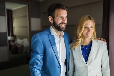 İş adamları birlikte otelde kalan iş gezisinde