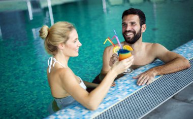 Mutlu çekici çift rahatlatıcı spa yüzme havuzunda