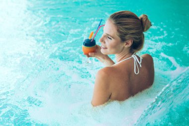 Güzel kadın rahatlatıcı spa yüzme havuzunda portresi