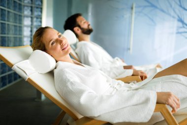 Spa merkezinde birlikte rahatlatıcı çekici mutlu çift