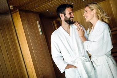 Spa merkezinde birlikte rahatlatıcı çekici mutlu çift