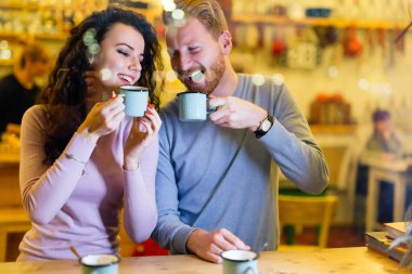 Kahve dükkanında tarihi olan romantik mutlu çift