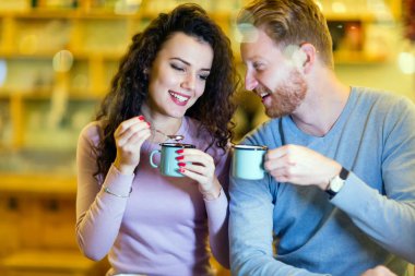 Kahve dükkanında tarihi olan romantik mutlu çift