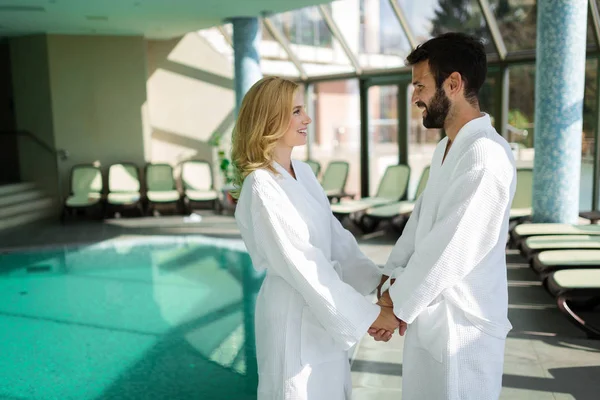 Retrato Casal Atraente Desfrutando Centro Spa — Fotografia de Stock