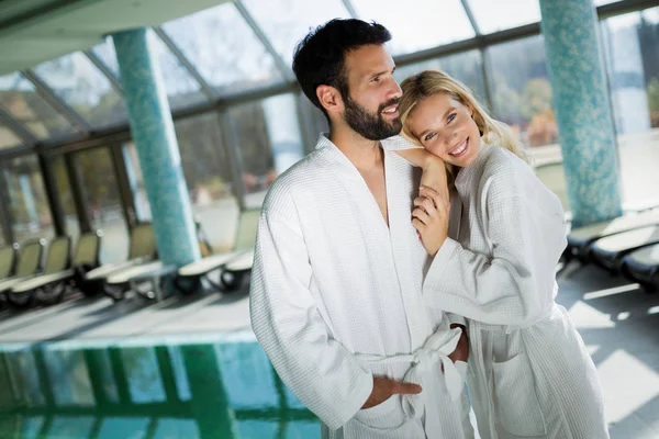 Retrato Pareja Atractiva Disfrutando Centro Spa — Foto de Stock