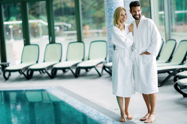 Retrato Pareja Atractiva Disfrutando Centro Spa —  Fotos de Stock