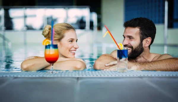 Felice Coppia Attraente Relax Piscina Termale — Foto Stock