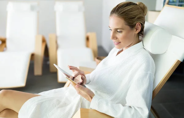 Femeie Frumoasă Relaxează Utilizează Tabletă Digitală Spa — Fotografie, imagine de stoc