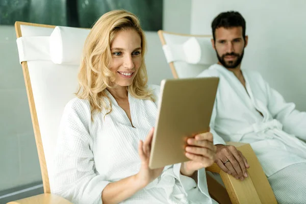 Mooie Vrouw Ontspannen Het Gebruik Van Digitale Tablet Spa — Stockfoto