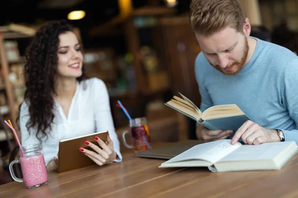 Genç Çekici Öğrenciler Kafeteryada Kitap Okuyarak Zaman Geçiriyorlar — Stok fotoğraf