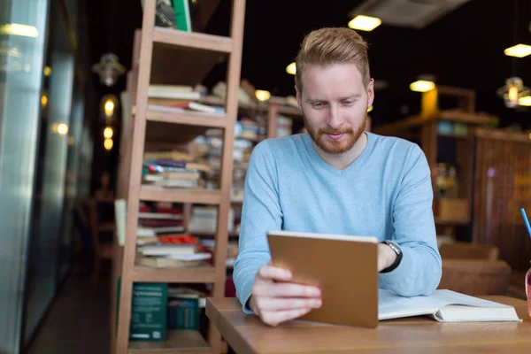 Jonge Knappe Man Met Behulp Van Digitale Tablet Coffeeshop — Stockfoto