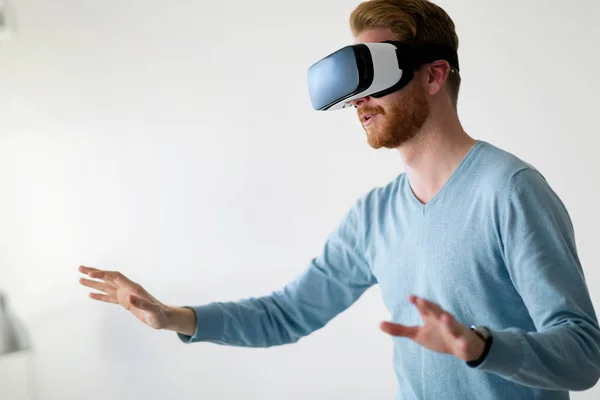 Hombre Con Auriculares Realidad Virtual Casa Probando Nueva Experiencia —  Fotos de Stock
