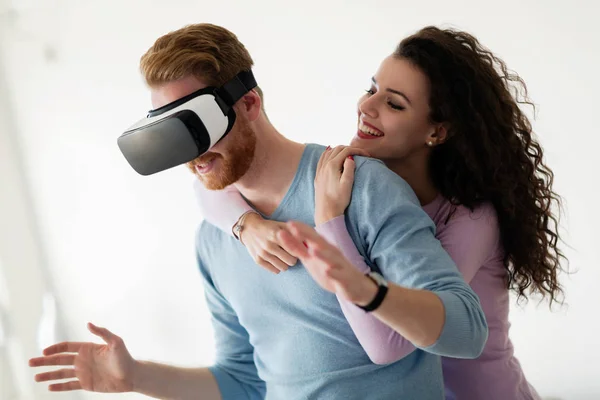 Attraktives Junges Paar Probiert Virtual Reality Headset Hause Aus — Stockfoto